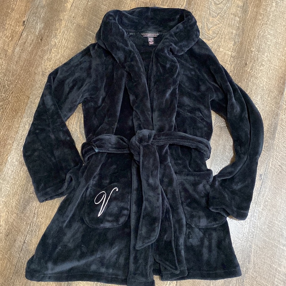 VICTORIA'S SECRET Black Short Cozy Robe in like new condition 💕